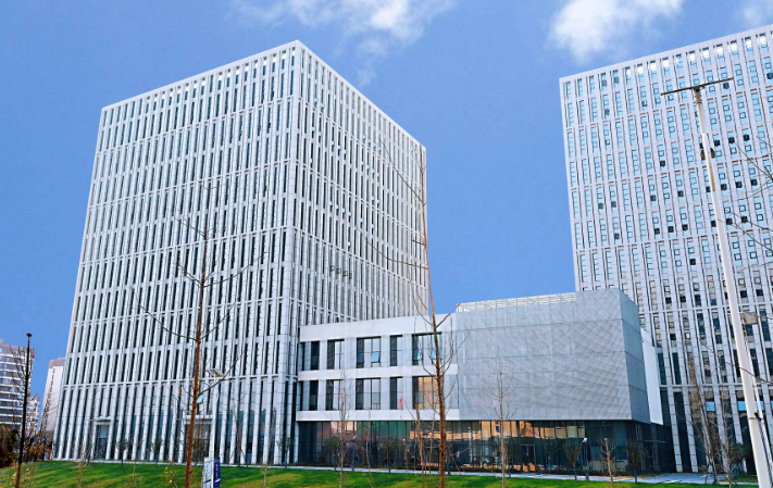 宁波奉化针织制衣厂家：打底衫与针织外套产品参数对比分析